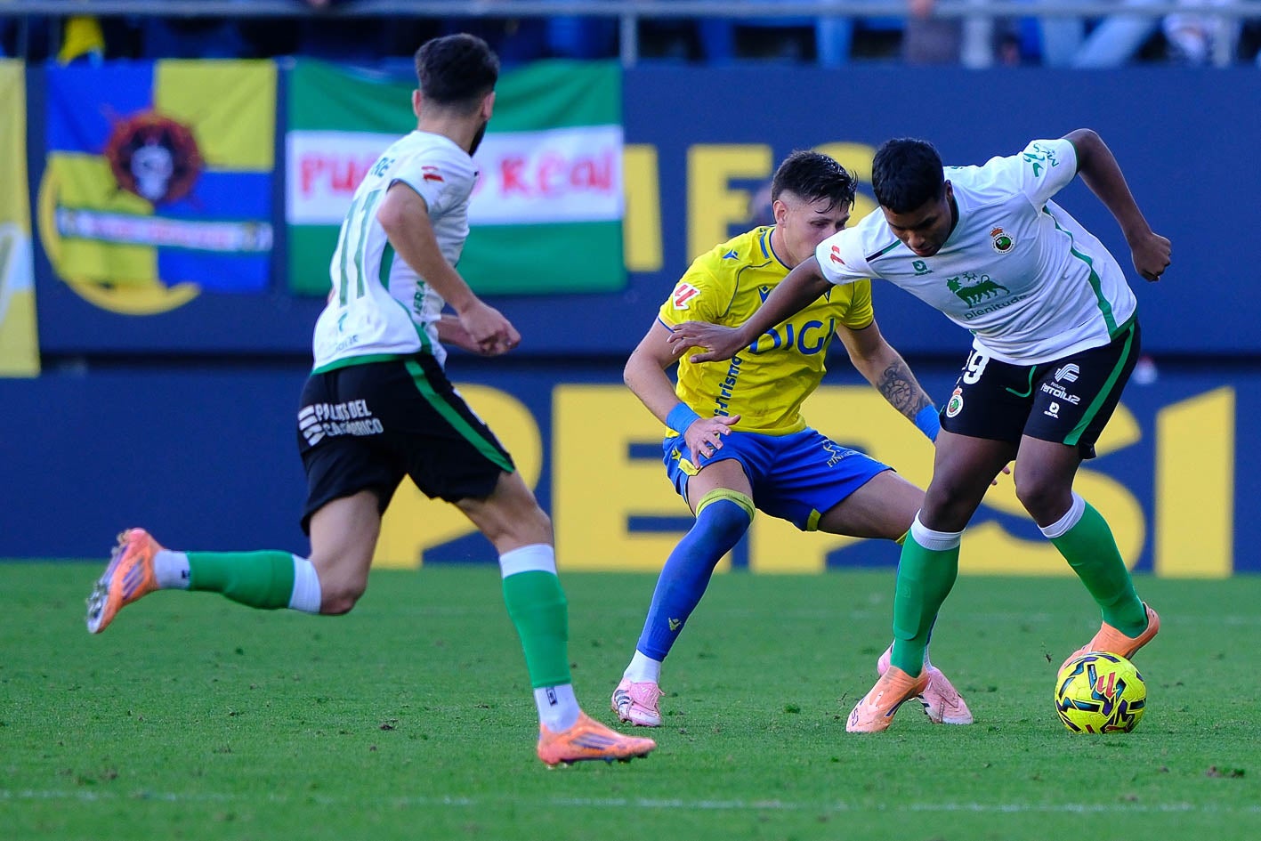 Jeremy controla el balón y Andrés Martín corre hacia él