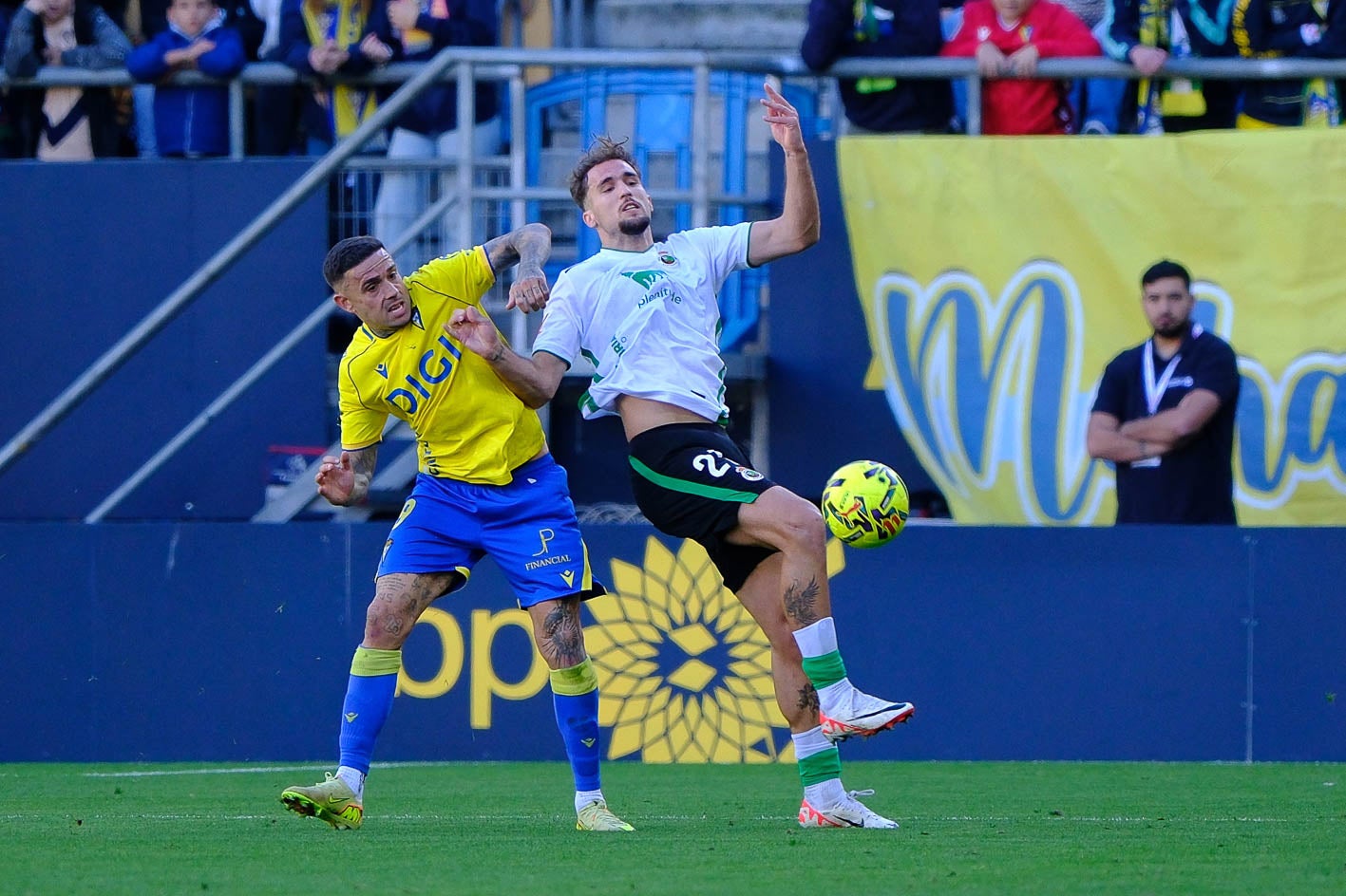 Pablo Ramón lucha por controlar el balón