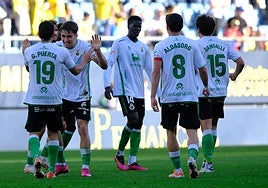 Los jugadores del Racing celebran la victoria ante el Cádiz