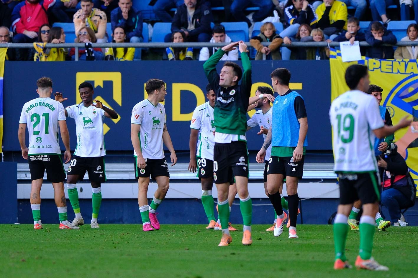 Íñigo Vicente, en el centro, arenga al equipo después de la victoria ante el Cádiz