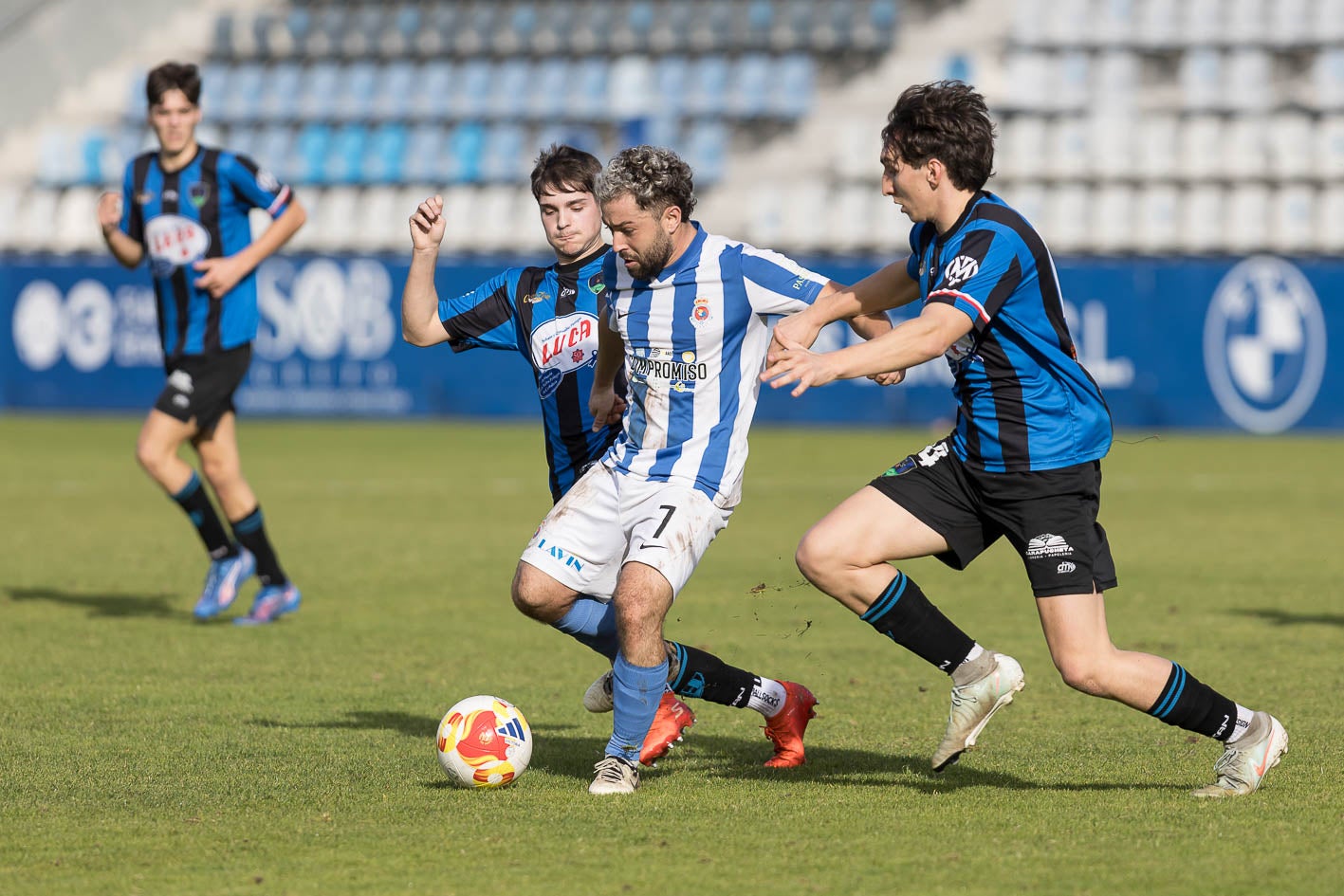 Dos rivales del Montañas de Pas tratan de frenar a Unai, de la Gimnástica