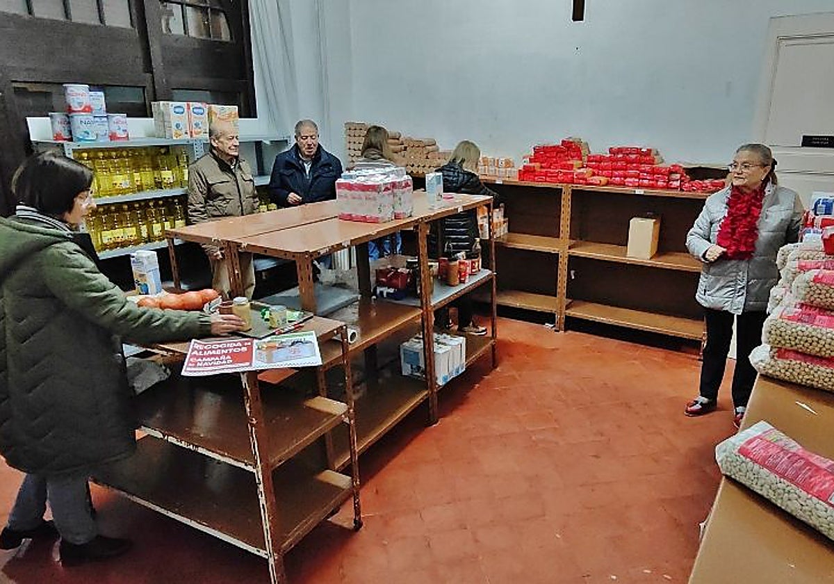 Cáritas prepara ya su recogida de alimentos, con las despensas casi vacías.