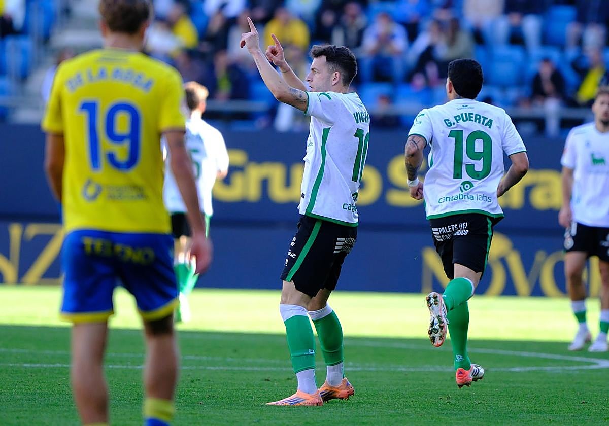 Íñigo Vicente celebra su gol.