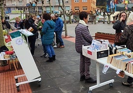 Muchas personas se acercaron al Mercadillo de Navidad para aprovechar la venta de ejemplares a un euro.