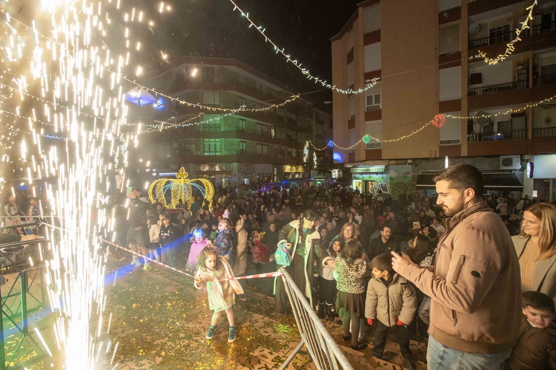 El encendido navideño estuvo acompañado de espectáculos pirotécnicos.