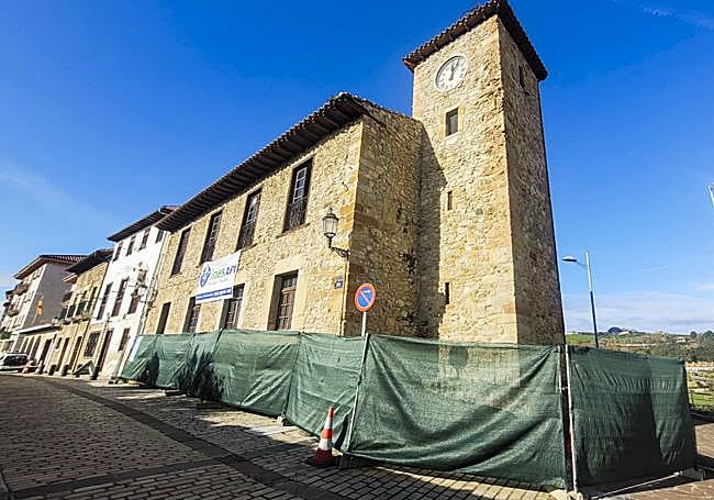 Edificio de la Torre del Reloj, que se convertirá en albergue.