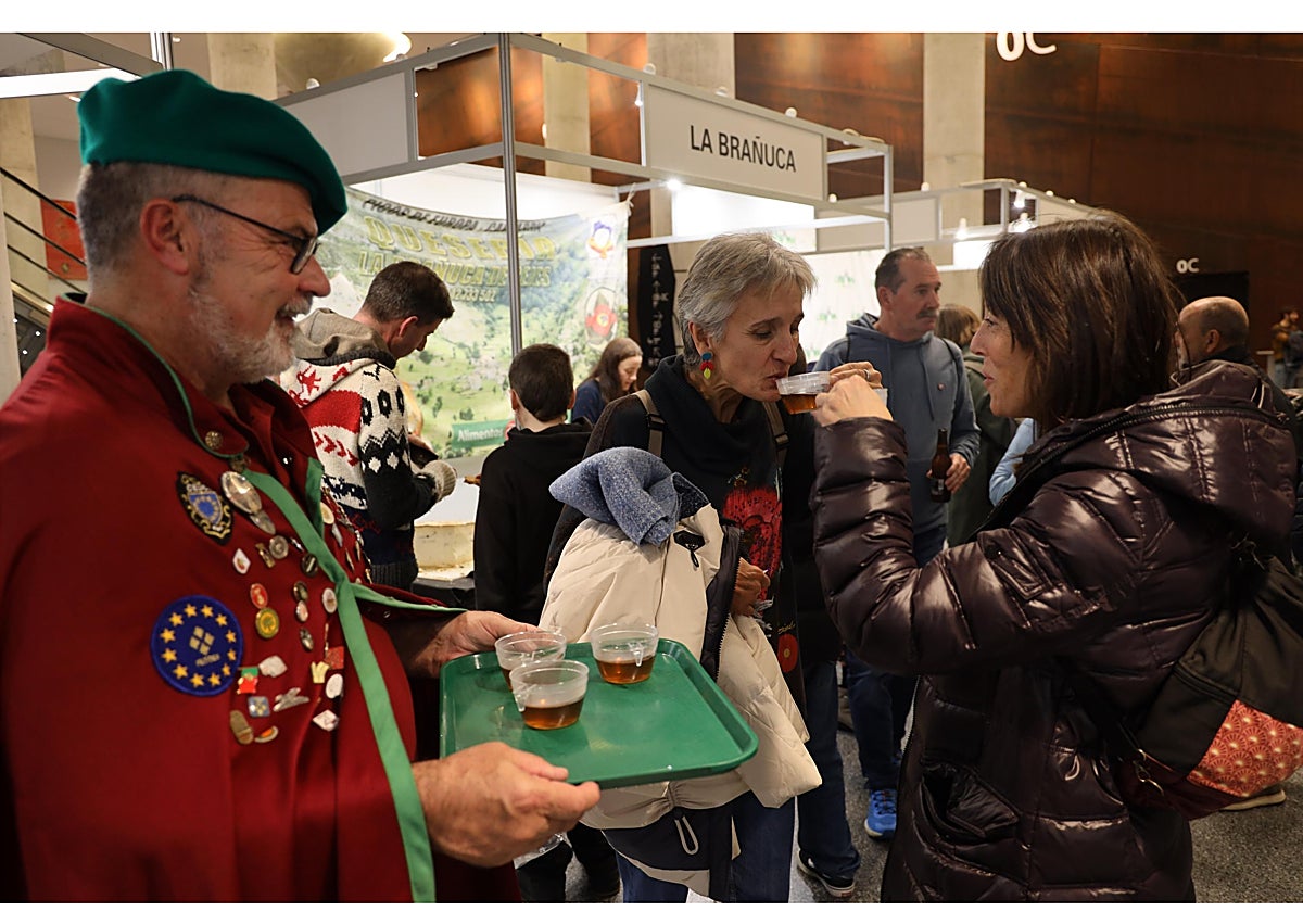Imagen secundaria 1 - Gran número de personas visitaron los estands de la feria, donde hubo degustaciones de té con orujo y de productos, así como exposición y venta de los mismos