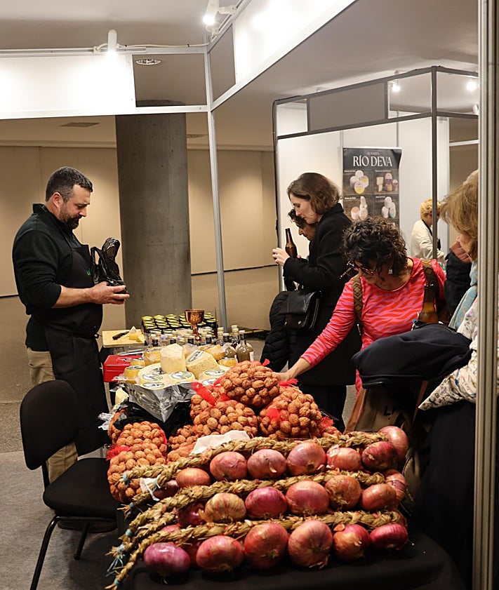 Imagen secundaria 2 - Gran número de personas visitaron los estands de la feria, donde hubo degustaciones de té con orujo y de productos, así como exposición y venta de los mismos