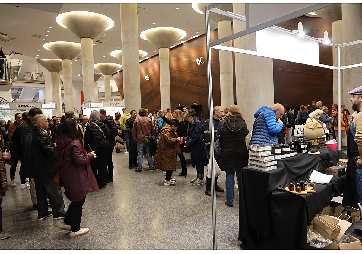 Imagen principal - Gran número de personas visitaron los estands de la feria, donde hubo degustaciones de té con orujo y de productos, así como exposición y venta de los mismos