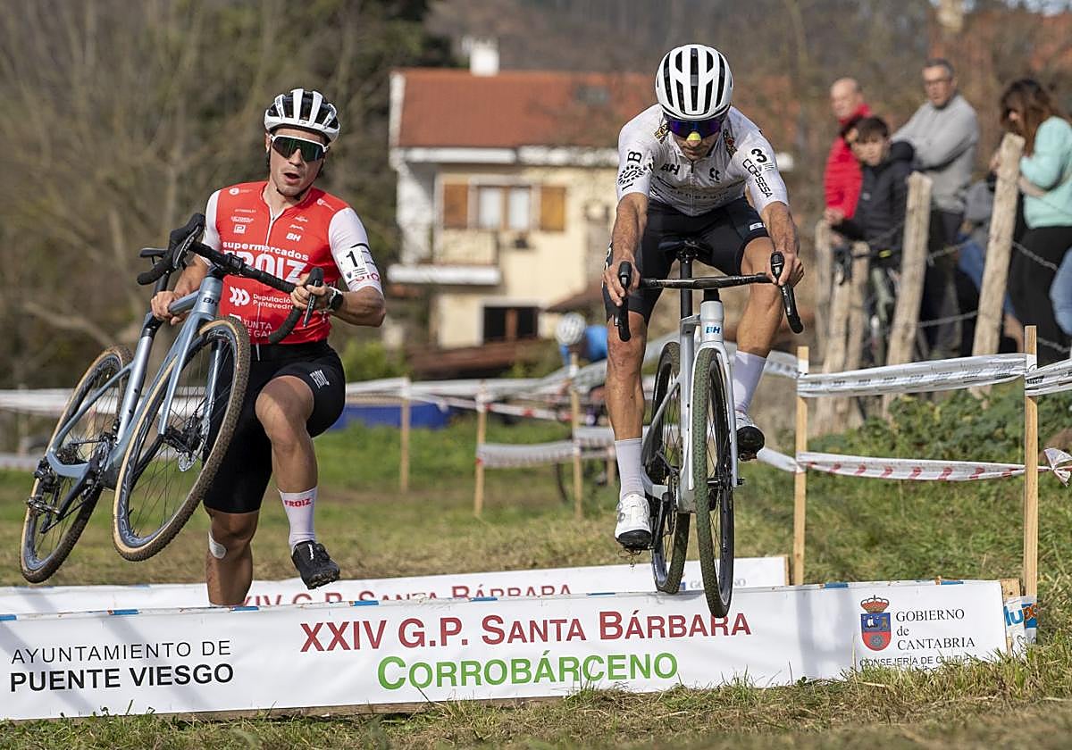 Gonzalo Inguanzo (izquierda) e Ismael Esteban, en una zona de obstáculos de la carrera.