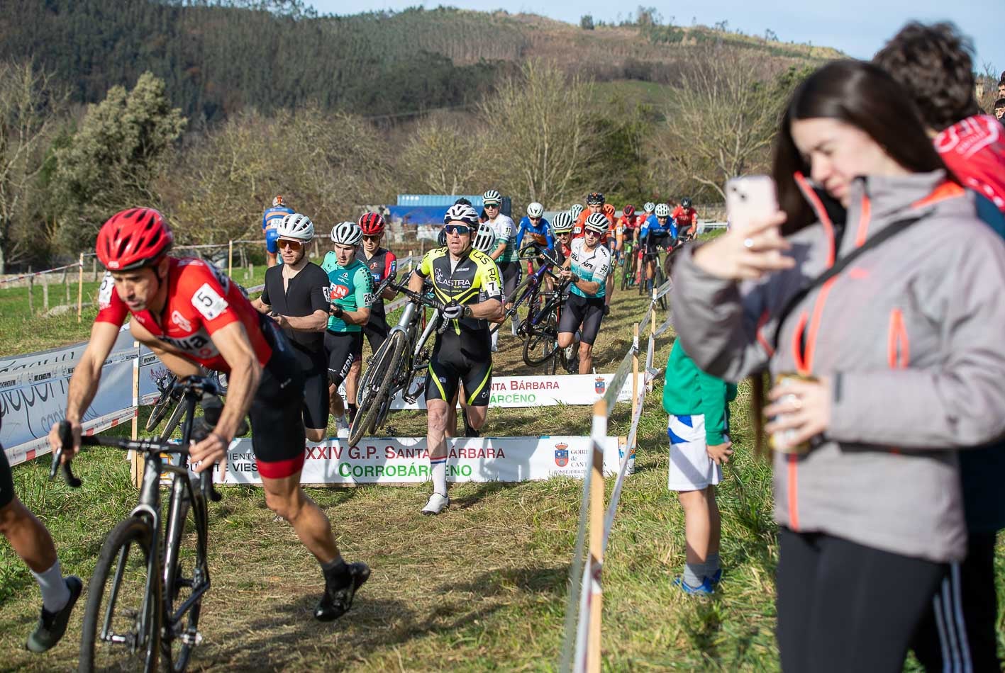 Los ciclocrossistas de élite y sub-23, en una zona de obstáculos tras la salida.