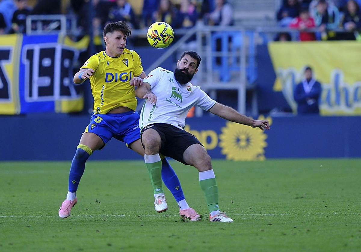 Villalibre pugna por el balón con Iker Recio.
