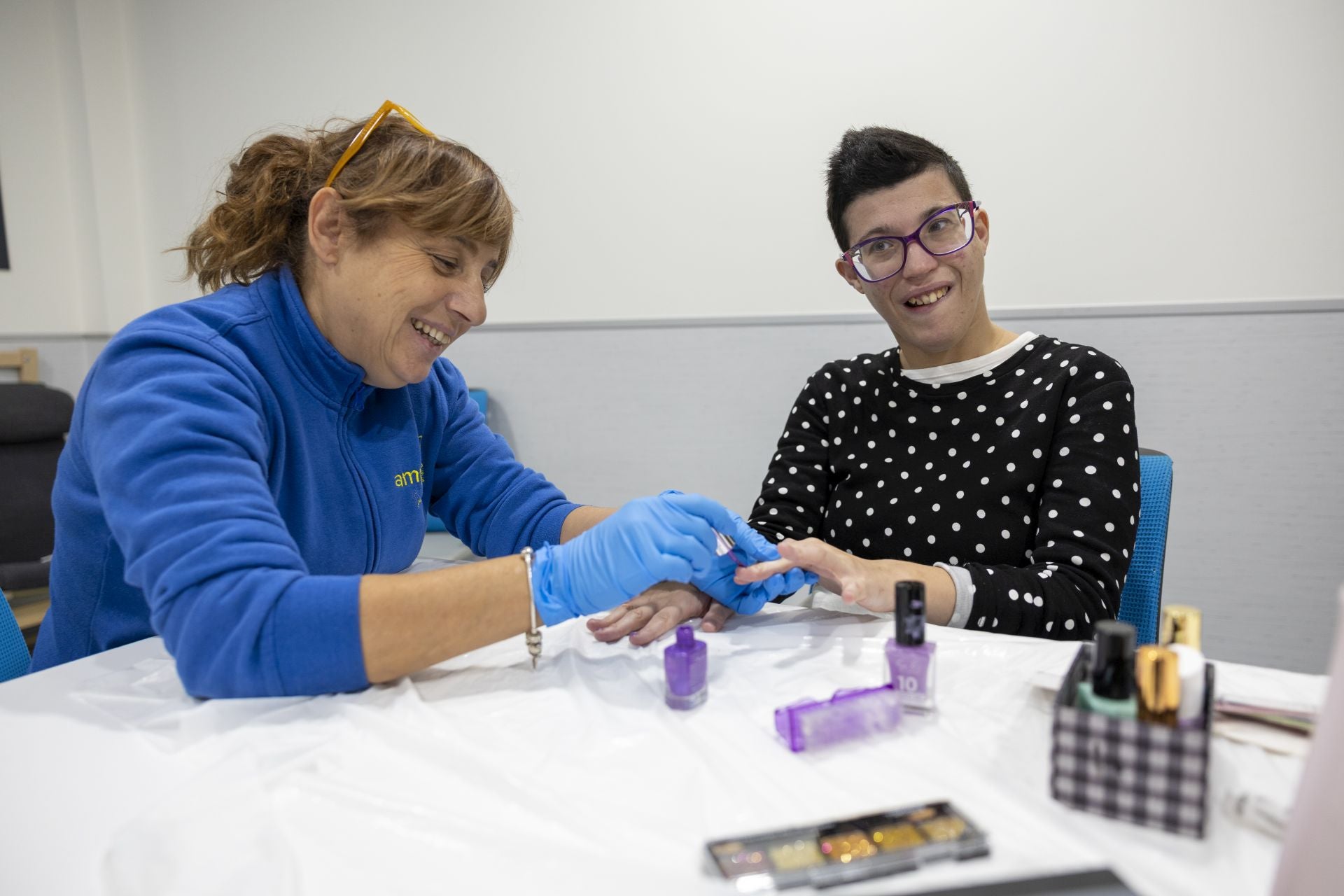 Irene Faioes, durante un taller de estética con su técnica educativa, Sonia Calderón.