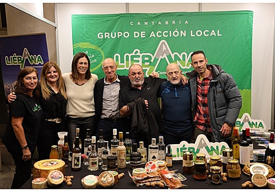 Responsables de la organización junto a Pasabán, San Sebastián, Oiarzábal y Álvaro, en el estand de Liébana