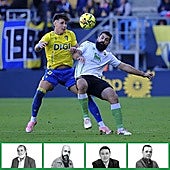 Villalibre pugna por el balón con Iker Recio.