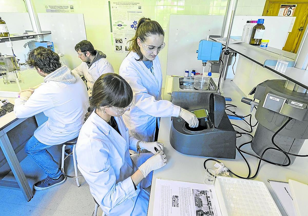Investigadores de la Universidad de Cantabria en los laboratorios de la ETSI de Industriales y Telecomunicación.