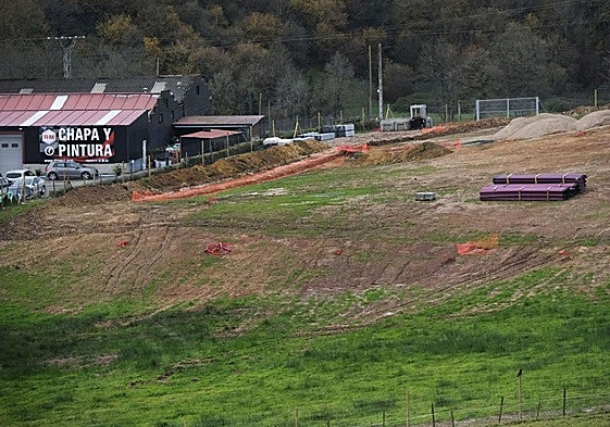 Movimiento de tierras en la finca del polígono de Las Navas donde se está construyendo la planta solar.