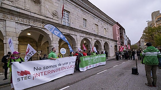 STEC, ANPE y UGT aplazan la protesta de los docentes contra los cambios en las oposiciones y CCOO la mantiene