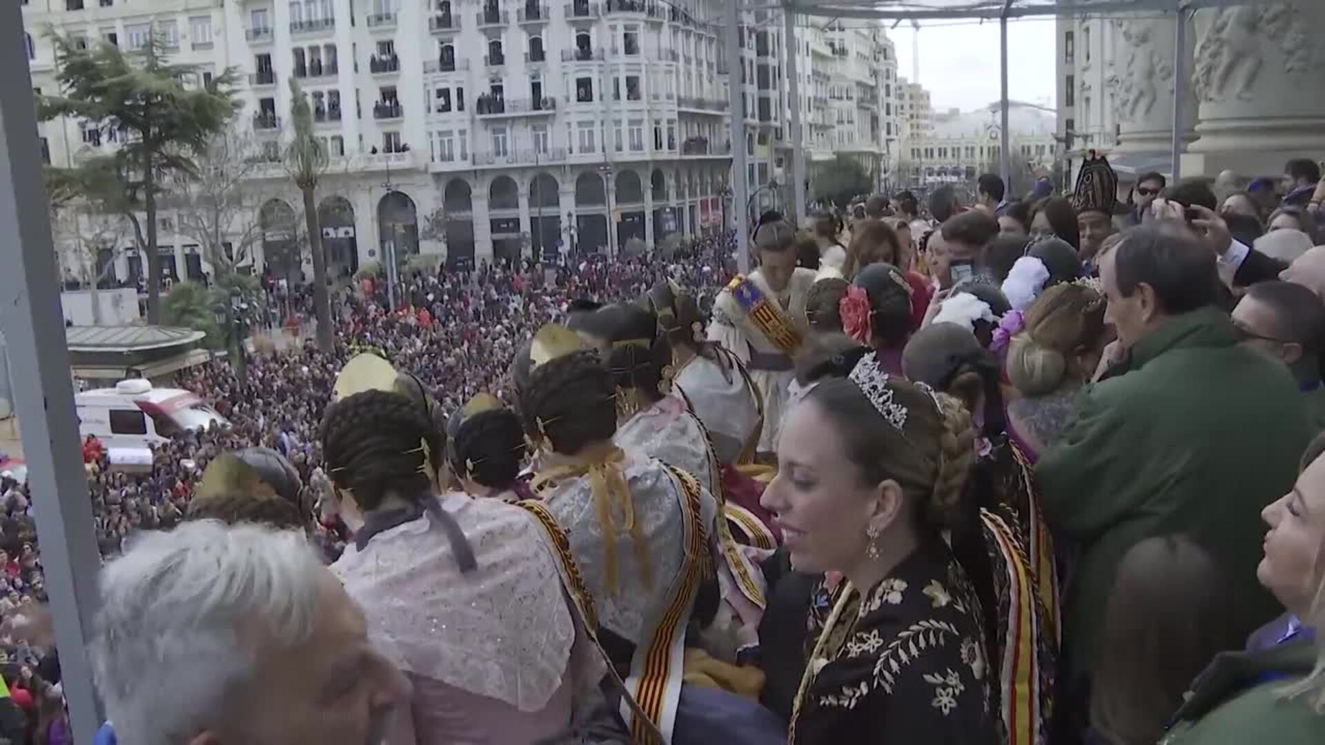 La primera mascletà de las Fallas 2025 homenajea a las víctimas de la DANA