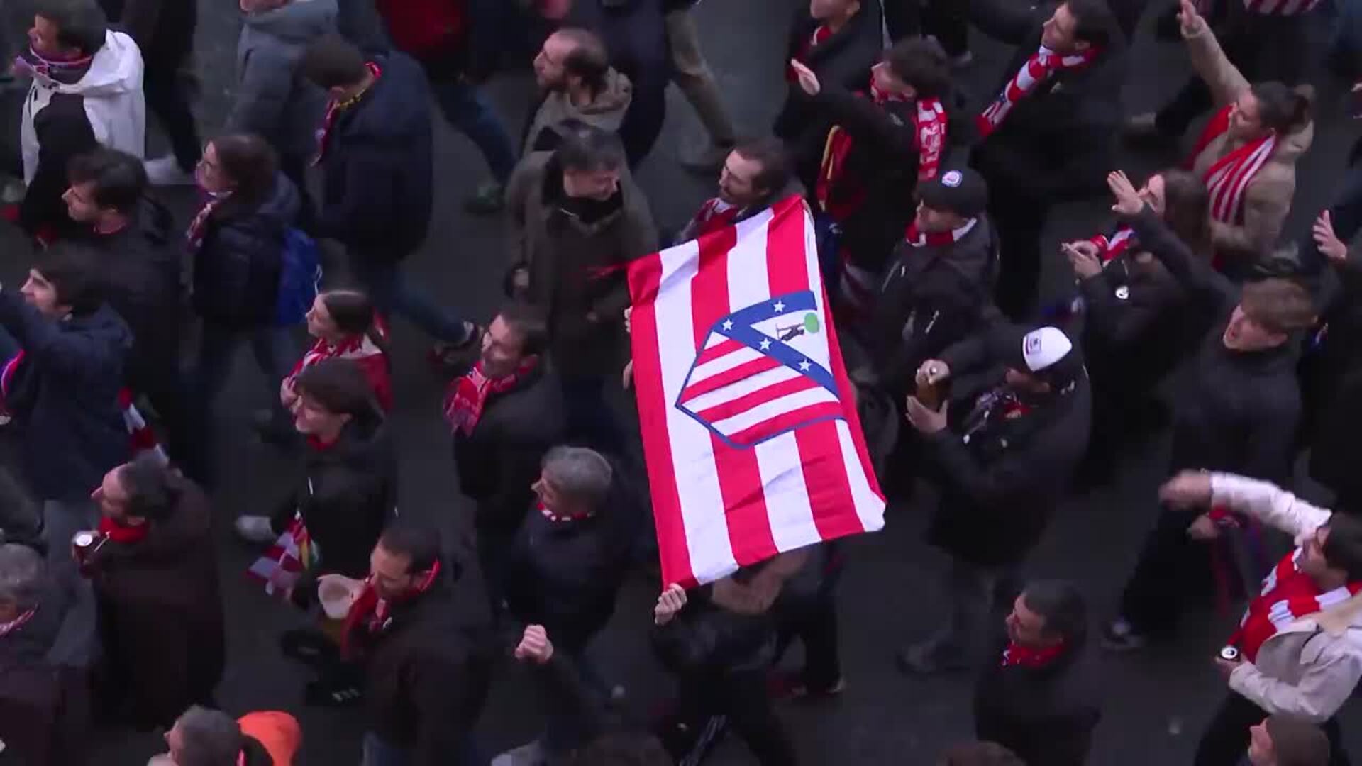 Cientos de hinchas del Atlético desfilan hacia el Bernabéu para enfrentarse al Real Madrid