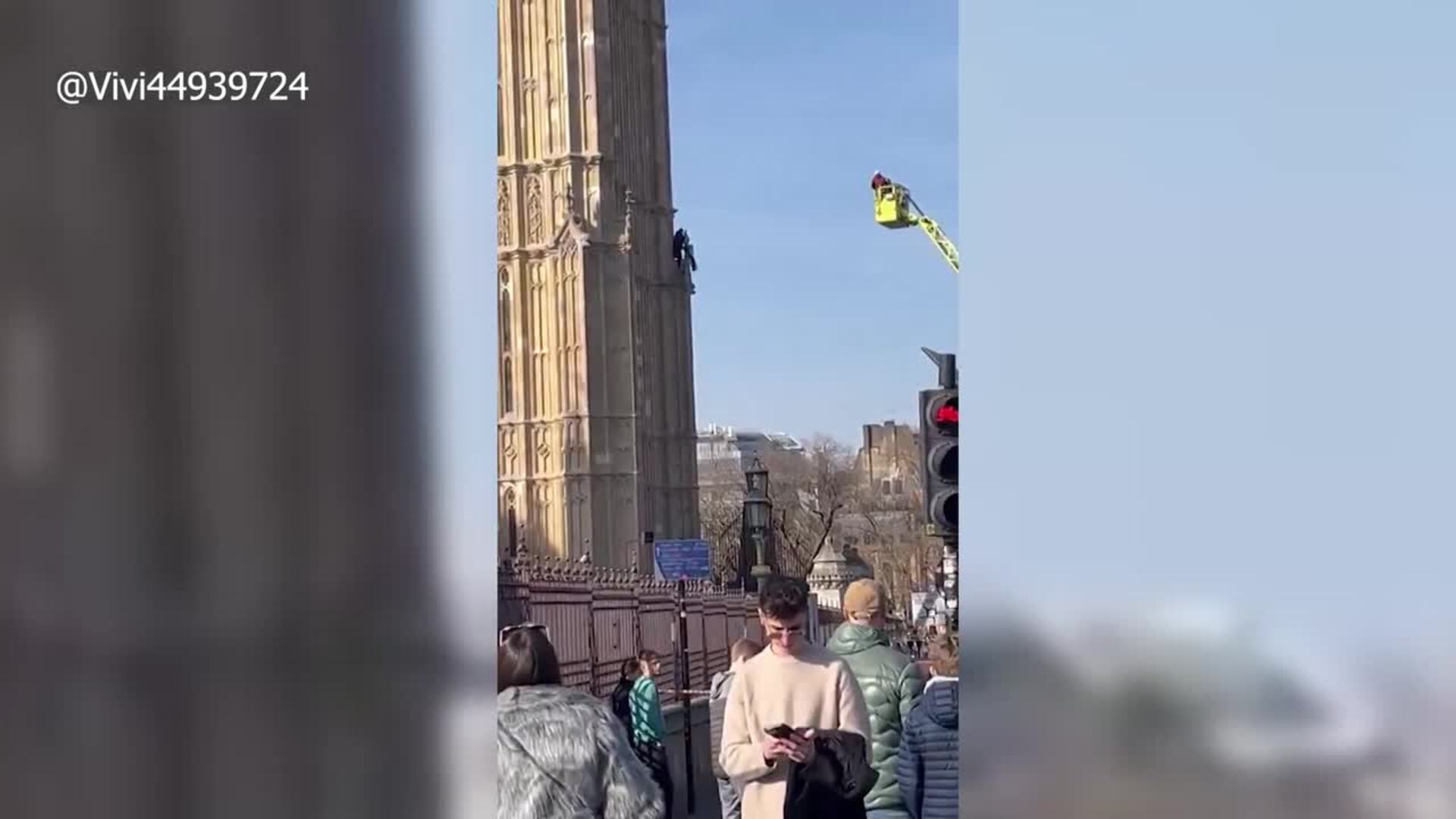 Detenido un hombre tras pasar más de 16 horas encaramado al Big Ben con una bandera palestina