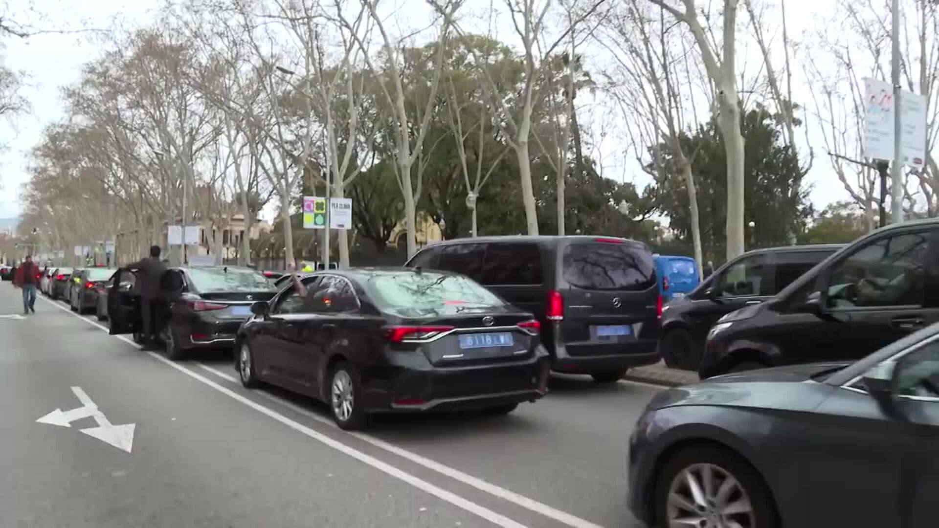 Unos 200 VTC se manifiestan en Barcelona contra la ley que prepara el Govern