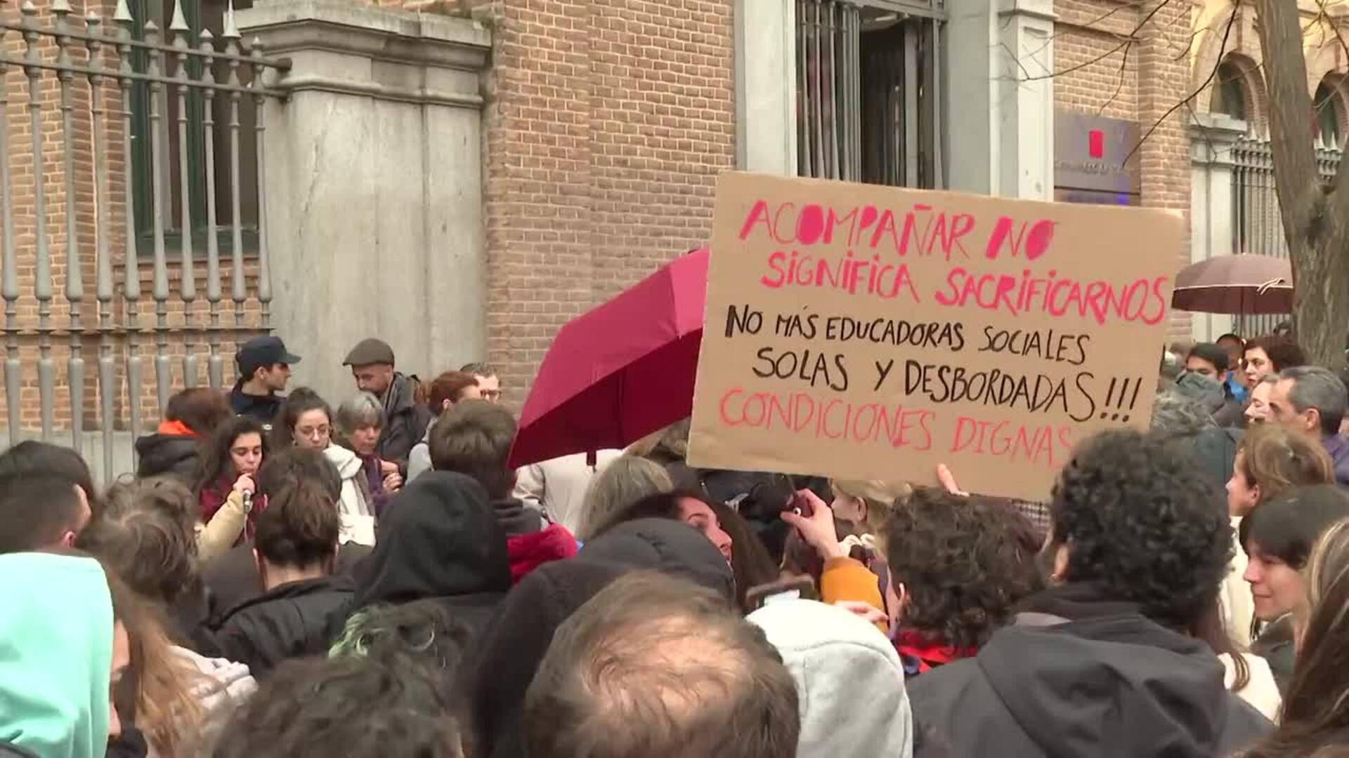 Sector de intervención social protesta ante la inseguridad en su trabajo