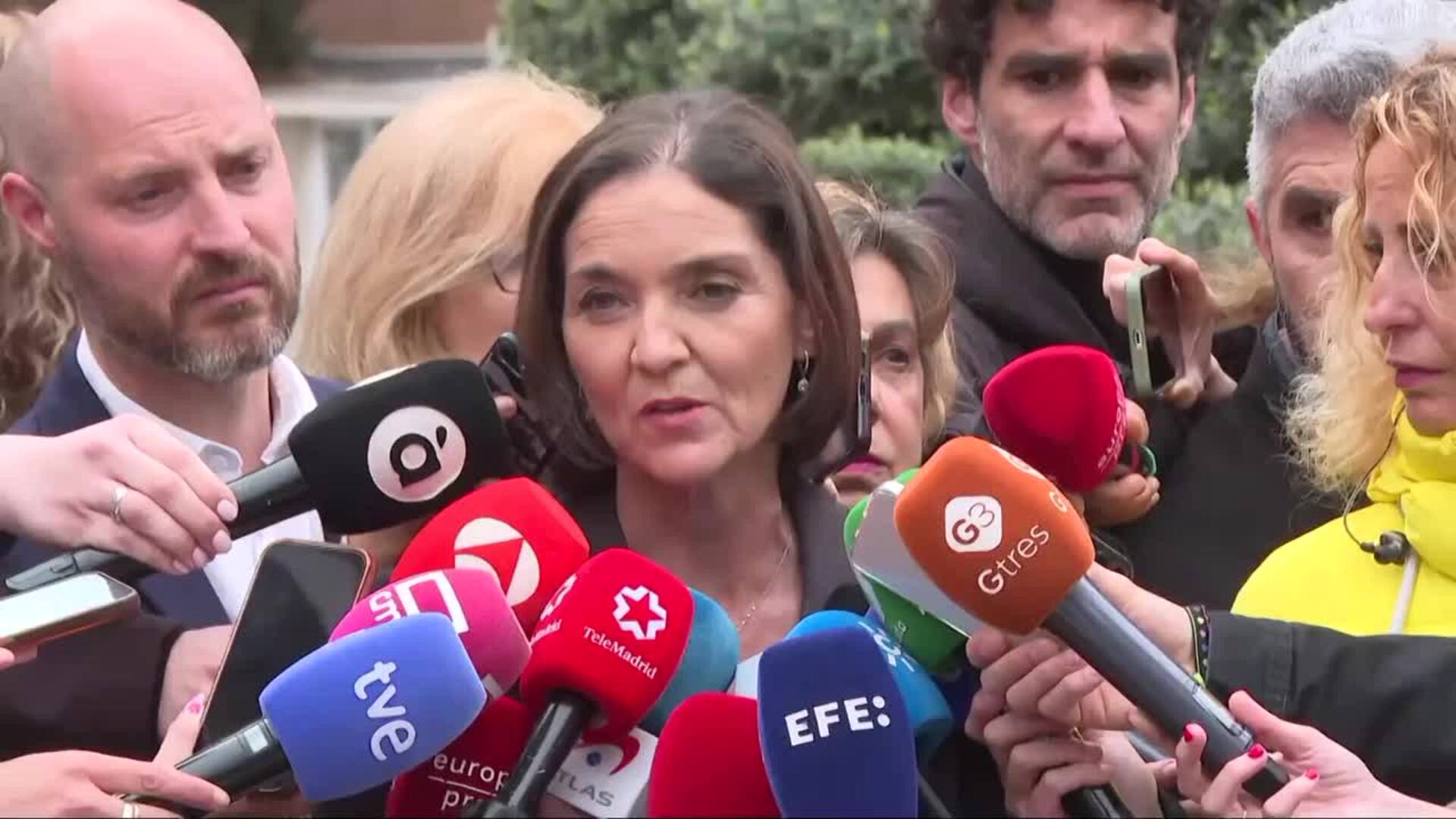 Reyes Maroto expresa su "devoción" por Francisco en el libro de condolencias de la Nunciatura