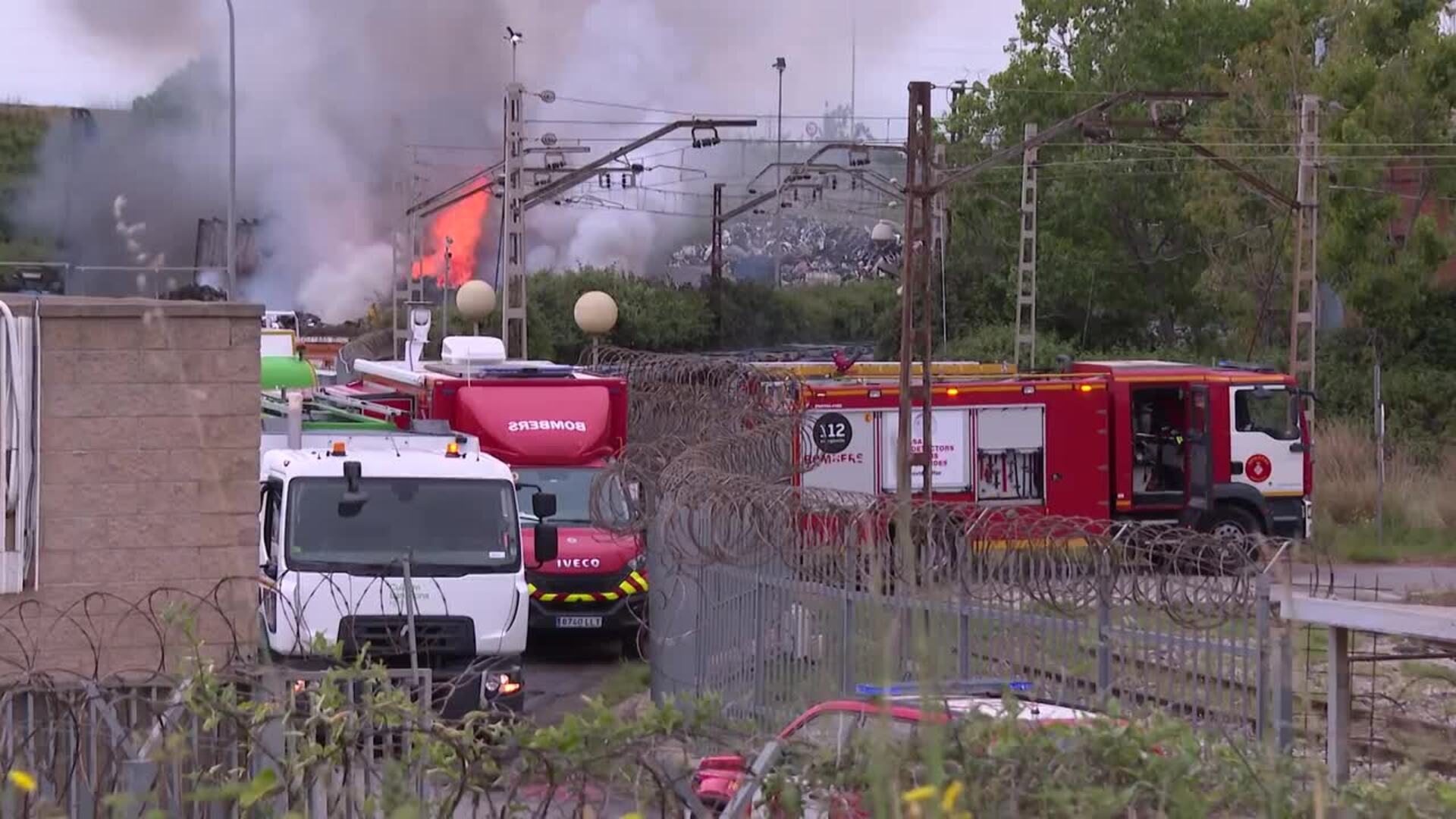 Bombers trabajan en el incendio de un montón de chatarra en Can Tunis (Barcelona)