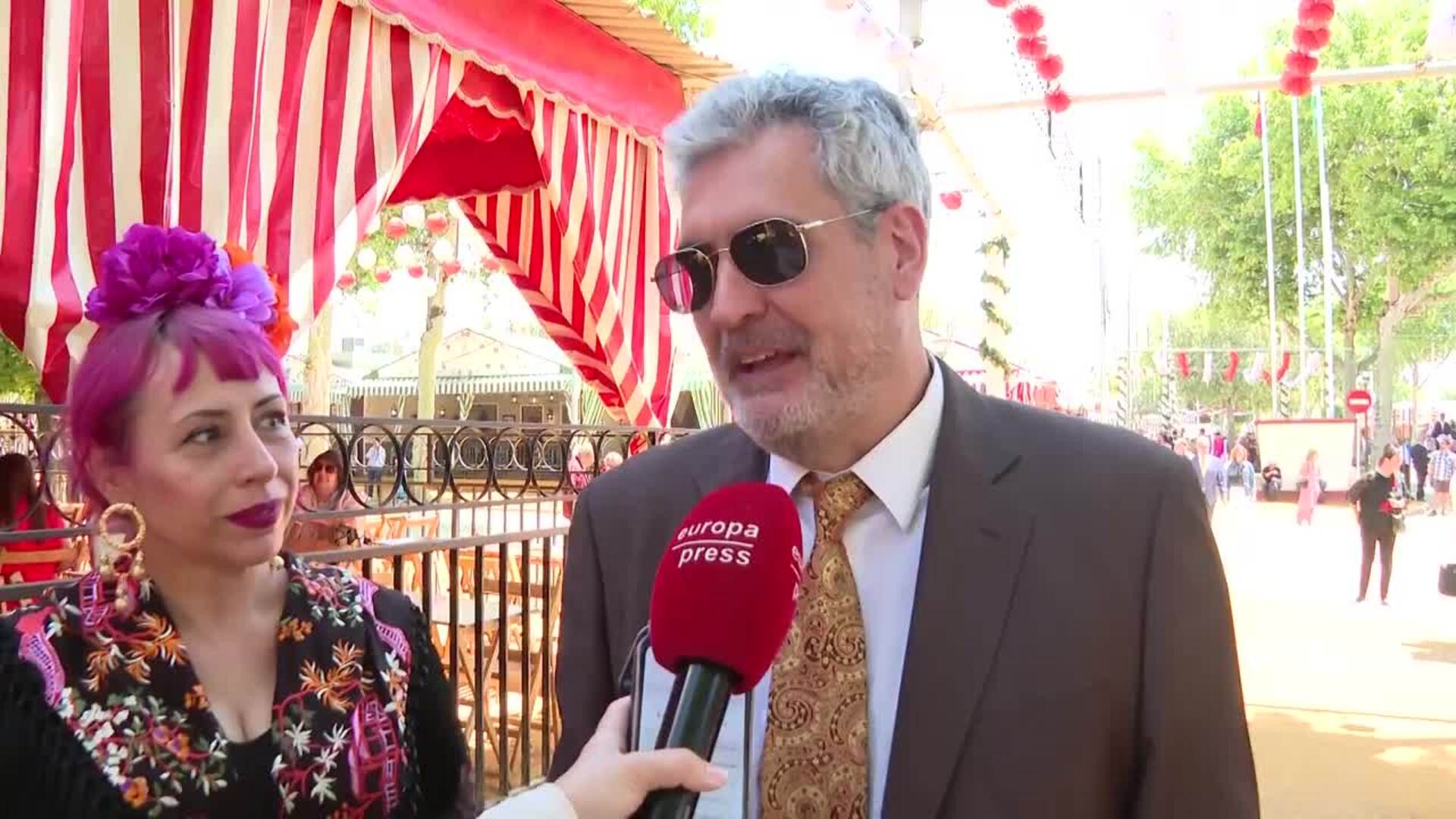 Sevillanos afrontan el primer día de Feria esperando "diversión, colorido y buen tiempo"