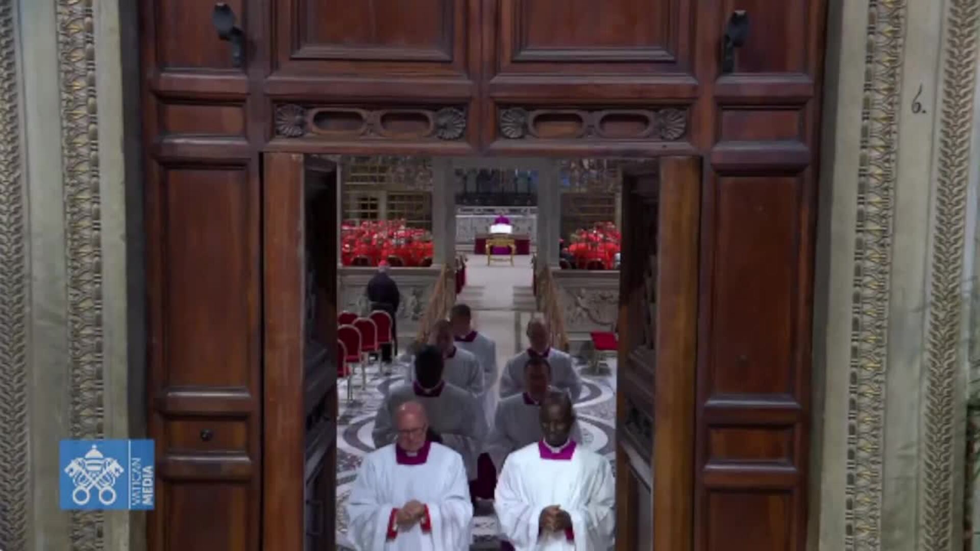 La Capilla Sixtina cierra sus puertas para que los cardenales realicen la primera votación