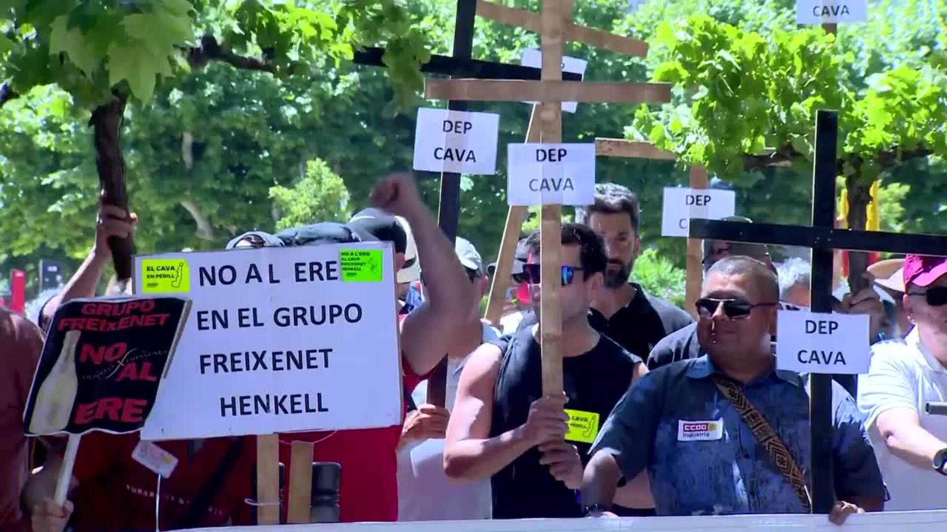 Los trabajadores de Freixenet junto con representantes de CCOO protestan contra el ERE