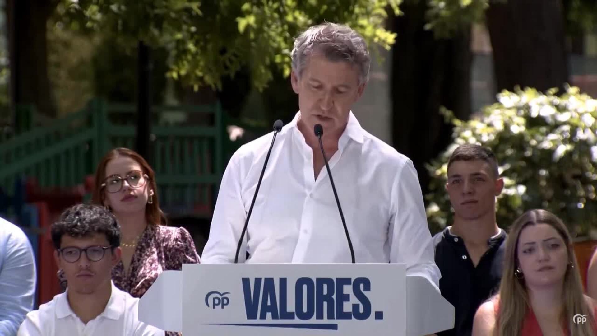 Feijóo dice que Sánchez no está "limpio" y carga contra Vox por dedicarse a "criticar" al PP