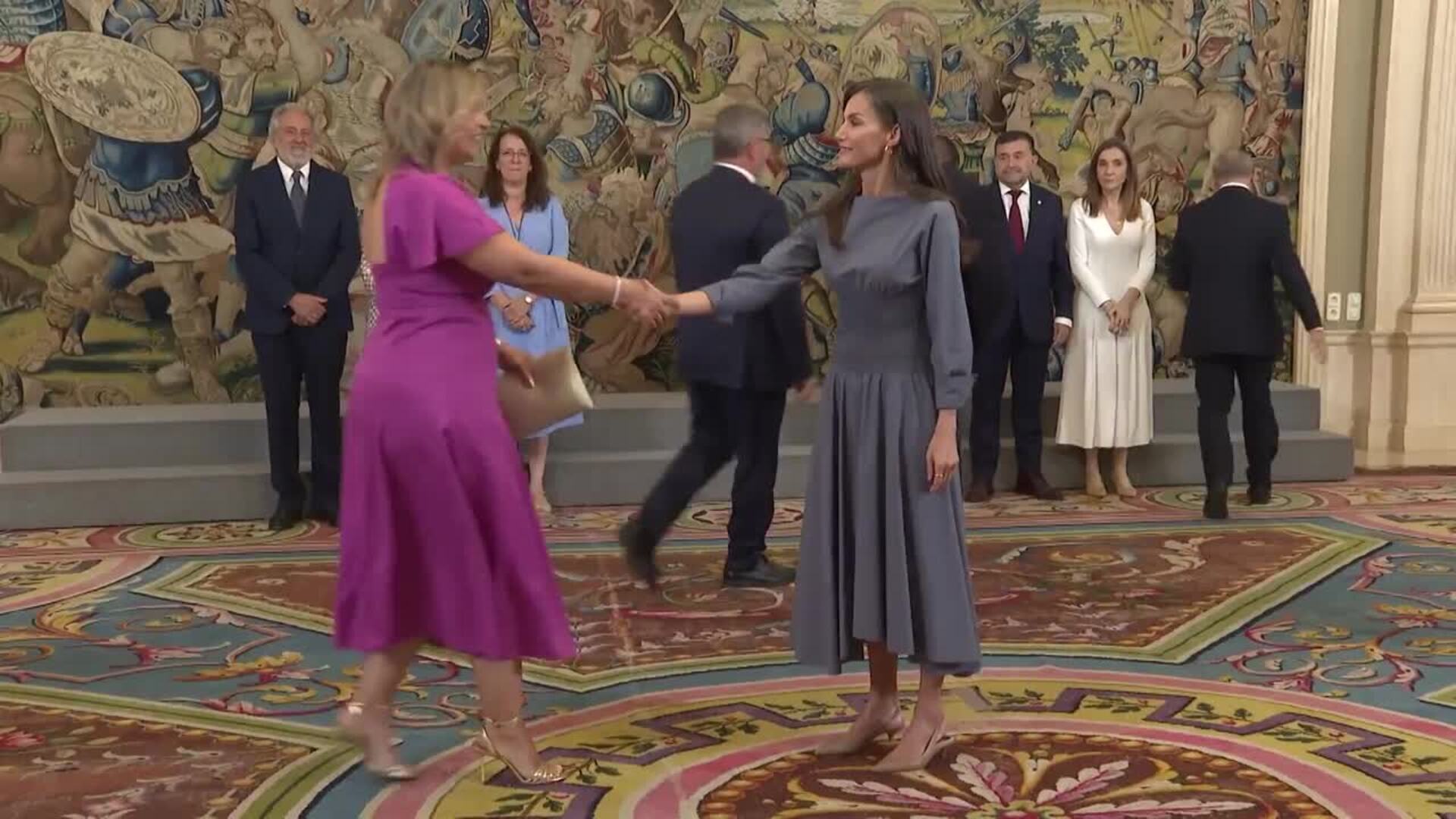 La Reina Letizia rescata su original vestido asimétrico con cuerpo de 'nido de abeja'