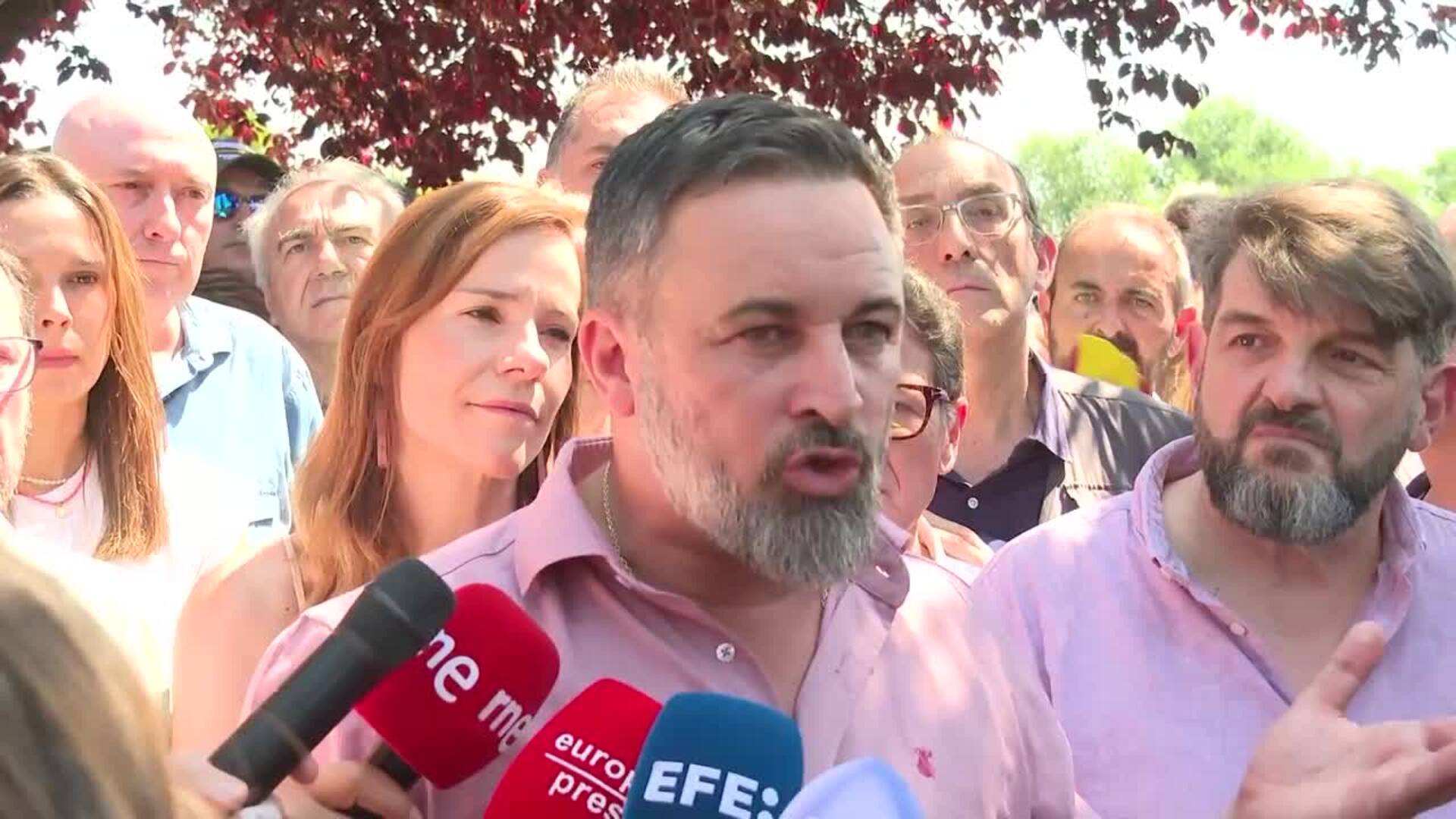 Abascal critica que PP y PSOE "parecen la misma cosa y actúan de la misma manera"