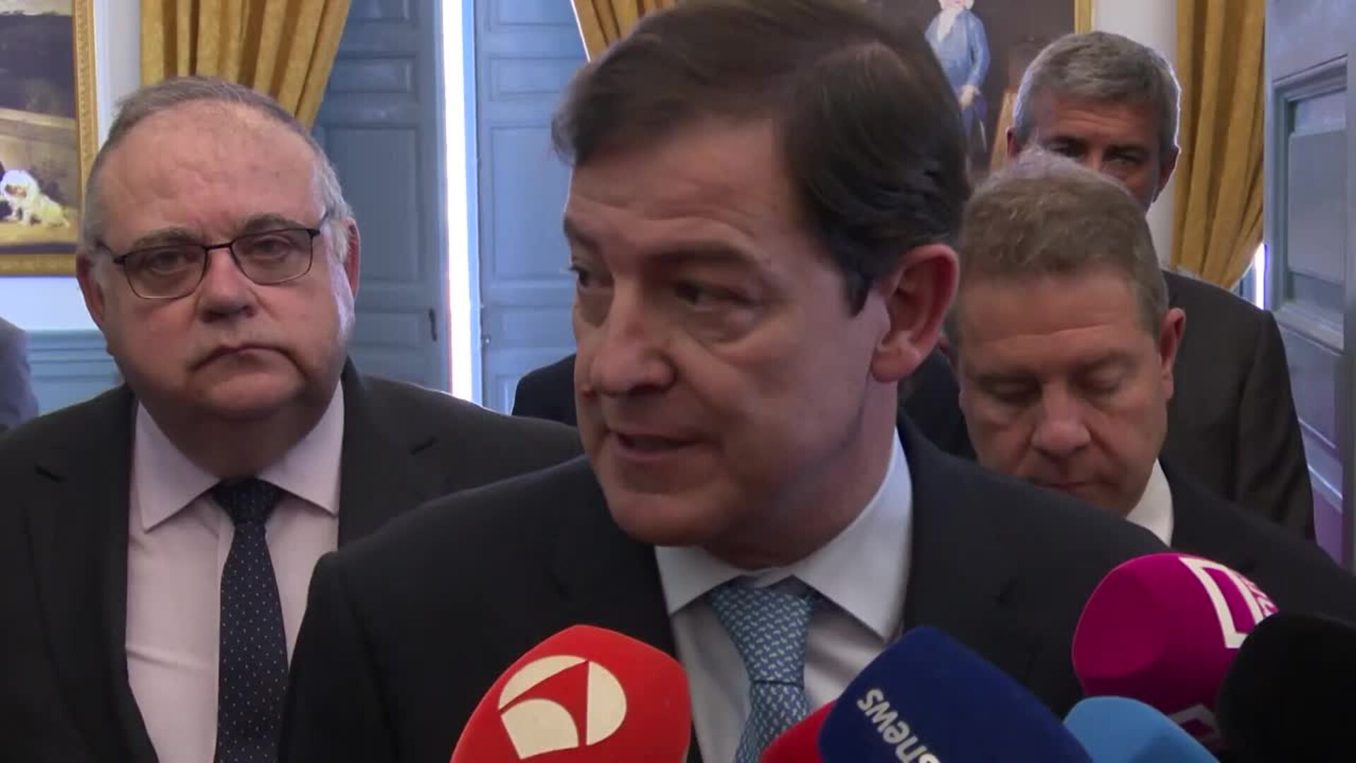 Mañueco acusa a Sánchez de actuar "como los calamares, lanzando tinta" para tapar la corrupción