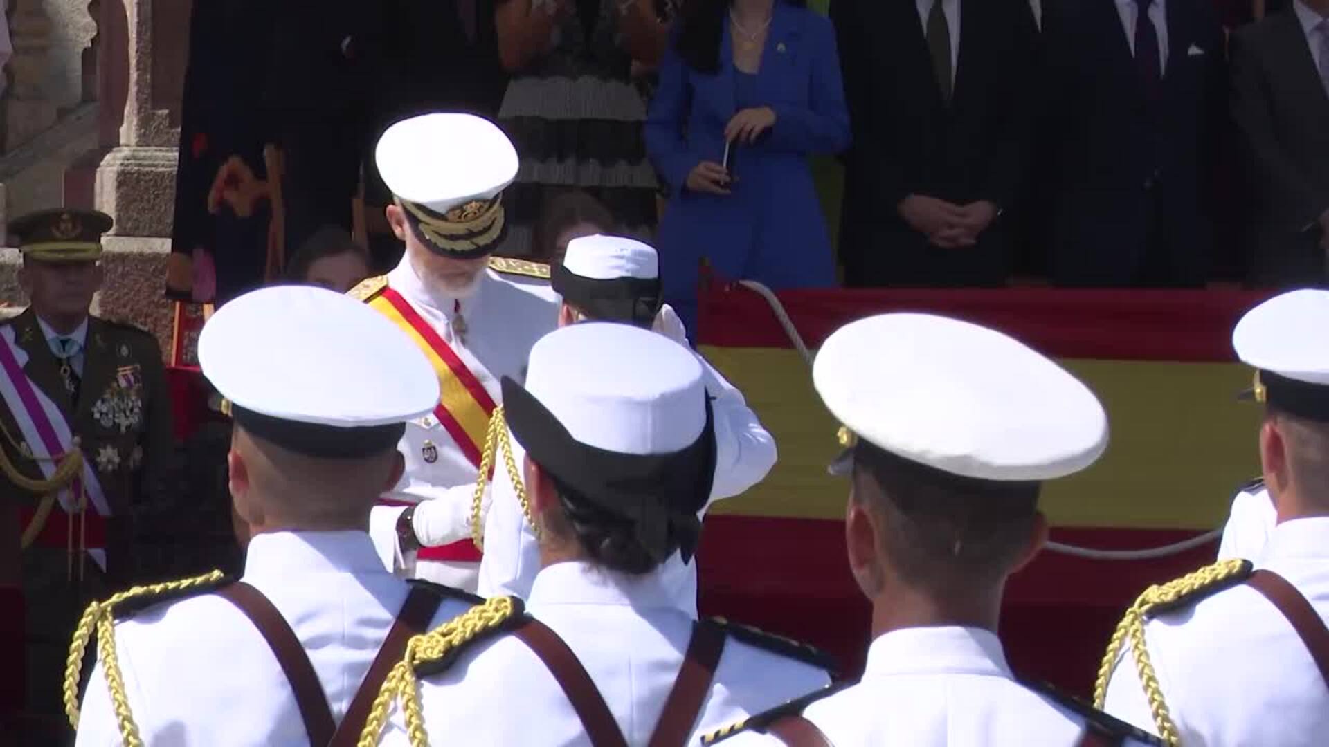 La princesa Leonor recibe de manos de su padre en Marín la Gran Cruz del Mérito Naval