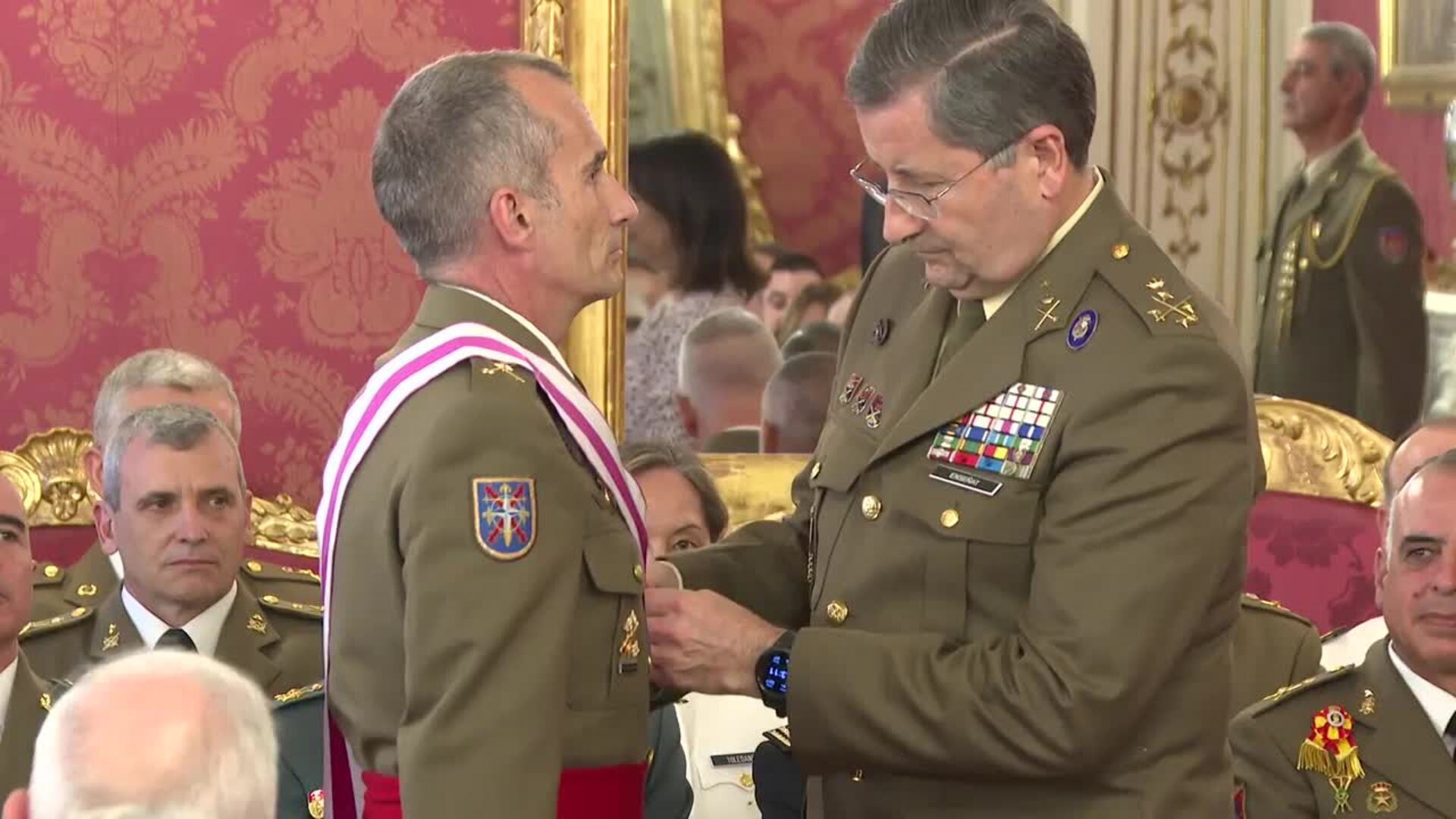 Robles impone las condecoraciones de las Grandes Cruces al Mérito Militar