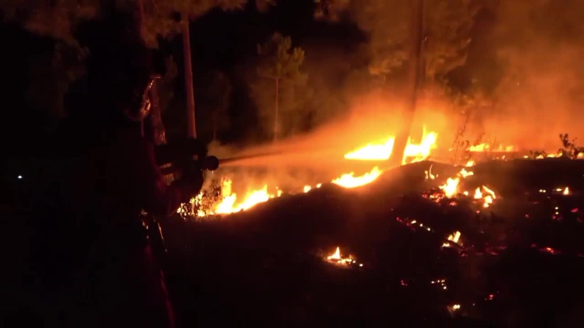 Los efectivos trabajan en controlar varios flancos del incendio en Las Hurdes
