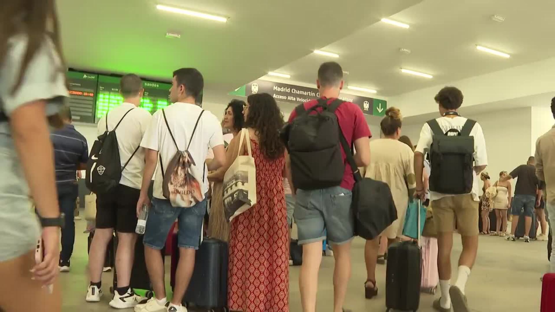 Viajeros celebran que se reanude el servicio de alta velocidad Madrid-Galicia