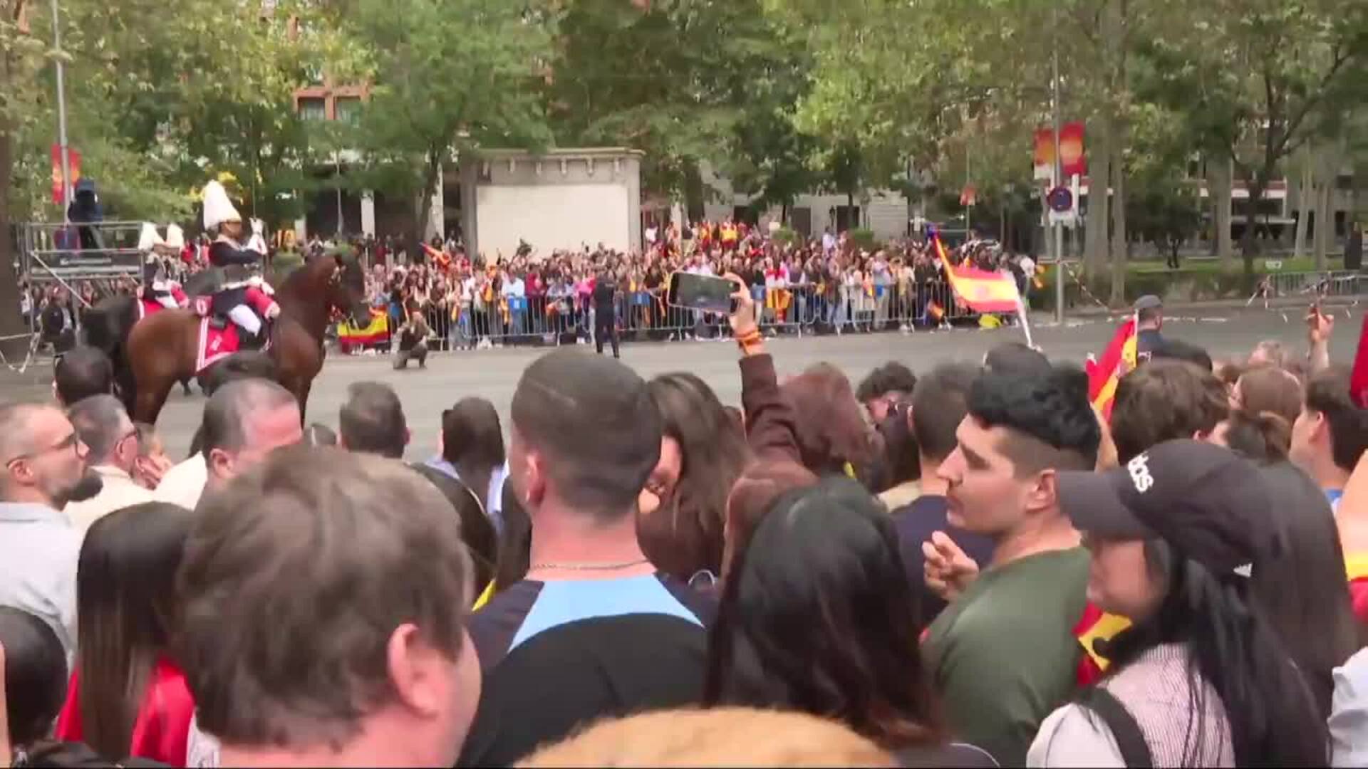 El desfile del 12 de octubre arranca en Madrid entre pitos e insultos a Pedro Sánchez