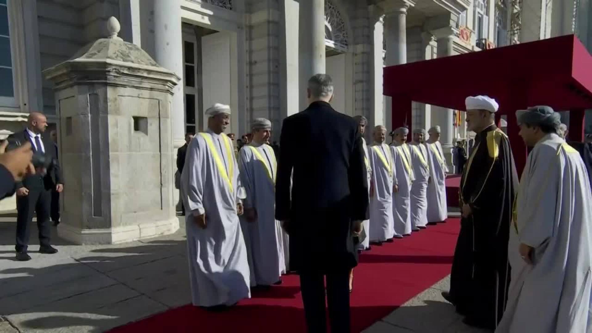 Los reyes recuperan las ceremonias oficiales, dos años después, con el Sultán de Omán