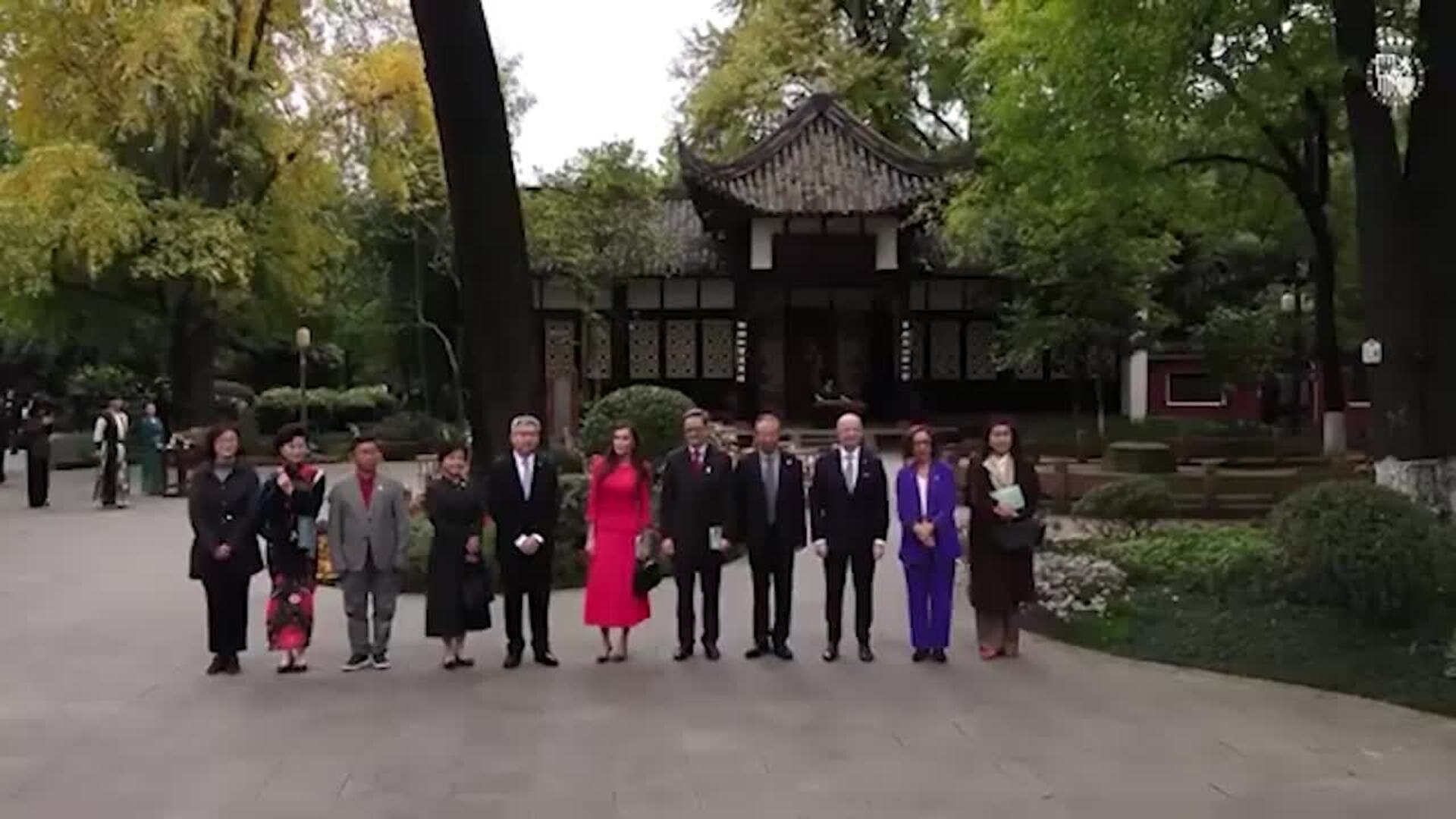 La Reina Letizia deslumbra en China rescatando su impecable vestido de tweed fucsia con flecos
