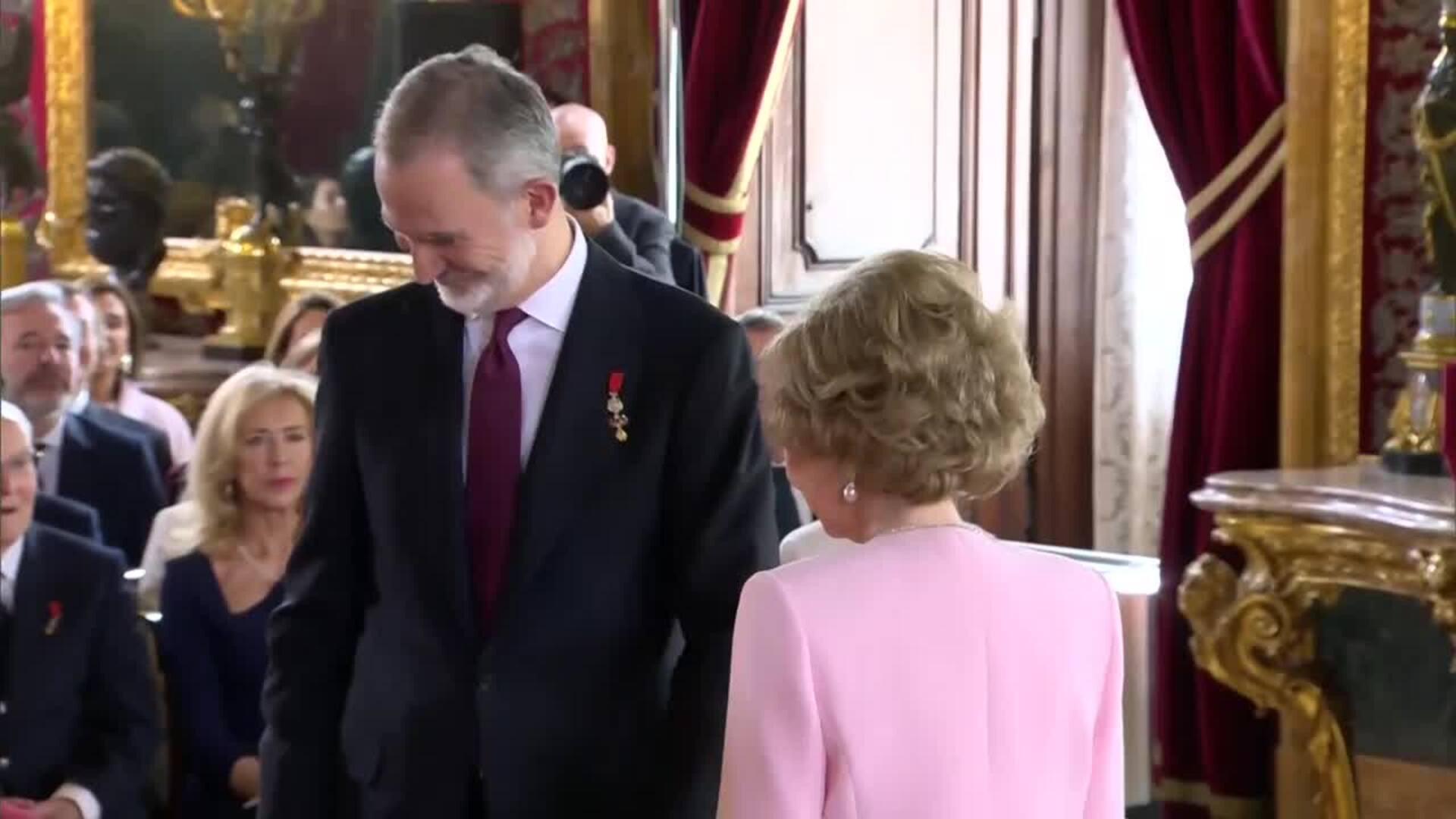 El Rey Felipe VI impone el collar del Toisón de Oro a su madre la Reina Emérita, Doña Sofía