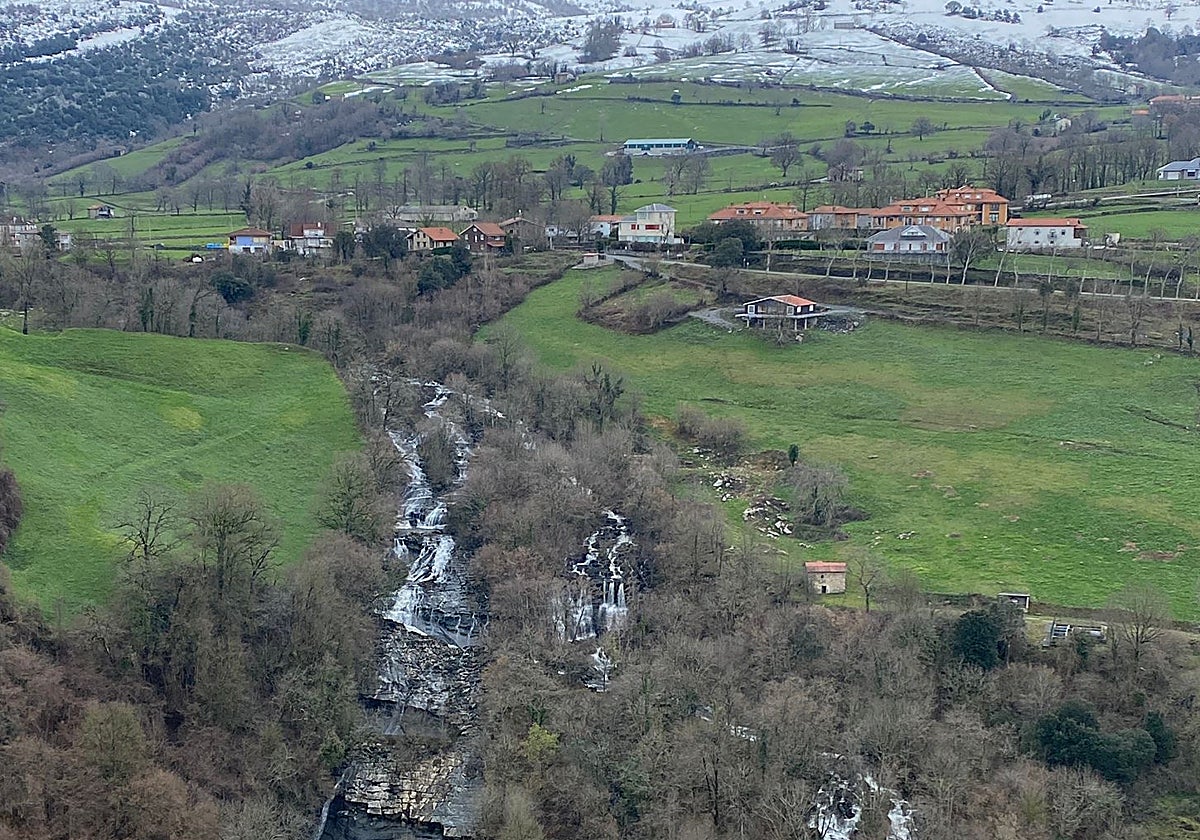 Cascada que sobrevolará la tirolina en La Gándara de Soba.