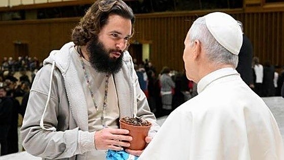 El Papa bendice el ciprés del peregrino lebaniego