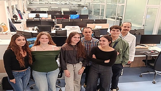 Los equipos se adentran en la última fase de trabajo con la ayuda de sus mentores