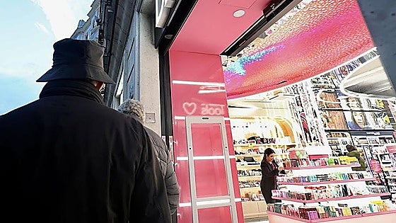 El misterio de las perfumerías cegadoras: ¿por qué hay tanta luz en estos locales?