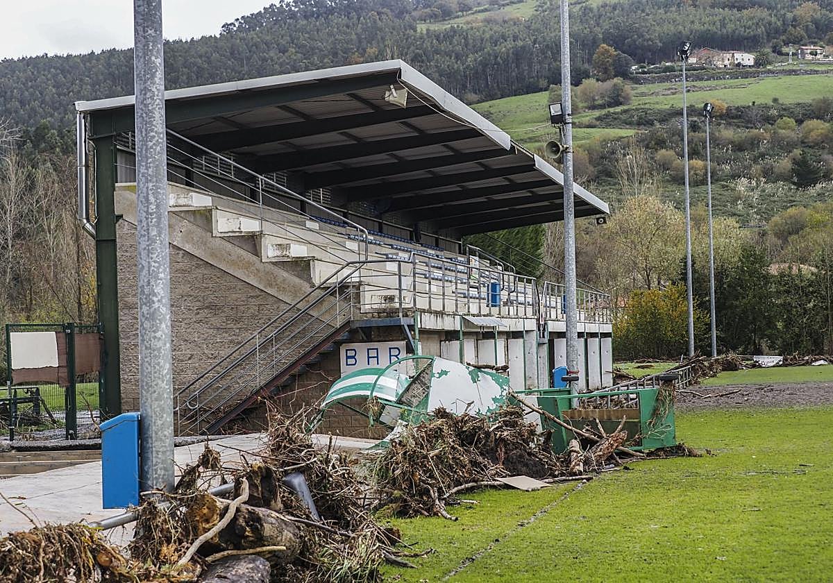 Estado en que quedaron las instalaciones deportivas y el campo de fútbol en las inundaciones de 2021.