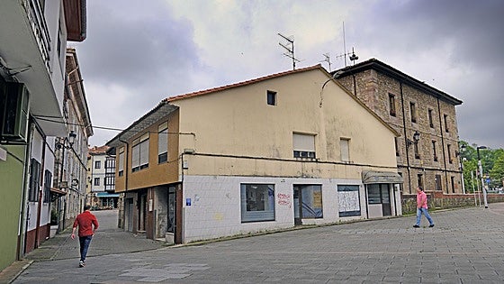 Una familia okupa el edificio que Cabezón había comprado para ampliar la casa consistorial